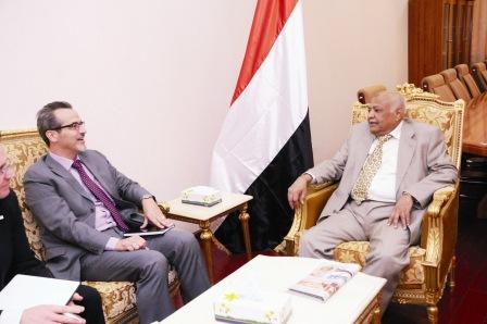 باسندوة أثناء لقائه رئيس بعثة اللجنة الدولية للصليب الاحمر أمس